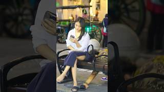 Jadi salfok Gadis cantik ini kebingungan ilang sandalnya laugh funny shorts trending [upl. by Tilda345]