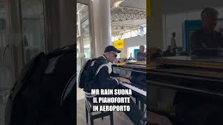 Mr Rain canta in aeroporto [upl. by Janela]