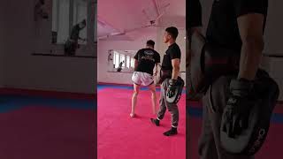 Spinning elbow in pad work 🥊trainersamsammartialarts kiatphontip muay thai leeds uk [upl. by Conias]