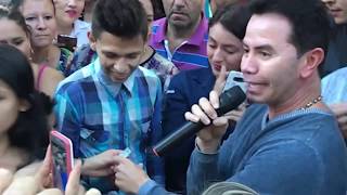 Jhonny Rivera Sorprende a un Admirador en las Calles de Ibague [upl. by Eardnoed]