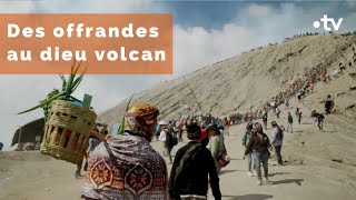 Indonésie  des offrandes au dieu volcan au mont Bromo [upl. by Tiraj]