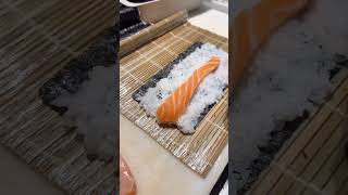 Nas produções de Hossomaki salmão 🤤 sushi food sushidelivery [upl. by Gelasias]