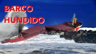 Barco PARTIDO por la mitad Olas gigantes parten el barco por el temporal de galicia [upl. by Lacsap]