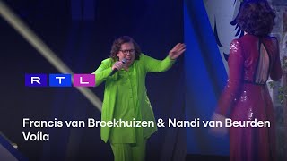 Francis van Broekhuizen stopt met zingen wanneer ze secret singer ziet Zie je wel  Secret Duets [upl. by Aleyam]