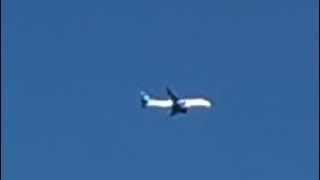 United Express Embraer E175LR flyby overhead on approach ORDIND RPA3659 N765YX [upl. by Aenehs]