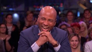 Slappe lach aan tafel om oud Lamasfragment  RTL LATE NIGHT [upl. by Dutchman]