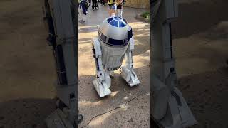 Galaxys Edge R2D2 moves through Black Spire Outpost  Disneyland 11624 [upl. by Merari]