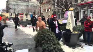 En chest pour le lancer du sapin  MontrealTV [upl. by Icnan]