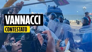 Vannacci contestato a Napoli tafferugli con la polizia quotNon bisogna ignorare omofobi e razzistiquot [upl. by Ahsain]