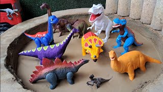 Dinossauros de Plástico Presos na Lama Estegossauro Braquiossauro Brontossauro Tiranossauro Rex [upl. by Nissensohn]