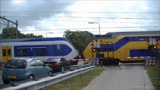 Spoorwegovergang Moordrecht  Dutch railroad crossing [upl. by Lindemann764]