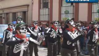 Huelgueros se burlan de todos en el desfile bufo [upl. by Yrokcaz955]