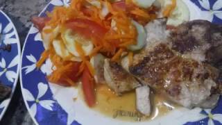 Churrascos de Cerdo con Ensalada de Zanahoria tomate y pepinos [upl. by Yarased]