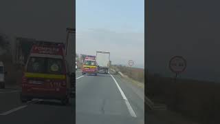 Ambulanta care nu poate depăşi un TIR  jud Cluj [upl. by Gristede]