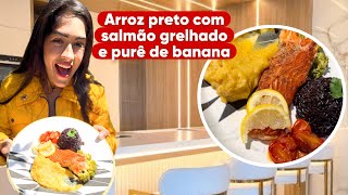 Receita de arroz preto com salmão grelhado e purê de banana [upl. by Ynnohj]