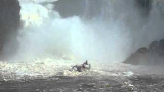 Lancha en La Garganta del Diablo Cataratas del Iguazú [upl. by Yema]