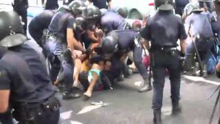 Badcop Desalojo de Marchantes acampados frente al Congreso 27J [upl. by Origra902]