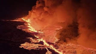 Le spettacolari immagini dell’eruzione di un vulcano nella penisola di Reykjanes in Islanda [upl. by Sitnik142]