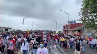 🚨Barranquilla miles de personas salen a las calles a exigir el hundimiento de la Reforma Tributaria😎 [upl. by Nolyad]