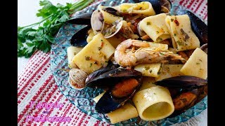 Calamarata ai frutti di mare con cozze vongole e gamberi Ricetta economica e facile [upl. by Algernon926]