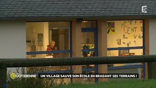 Un village sauve son école en bradant ses terrains [upl. by Ivie]