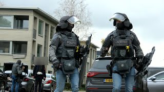 Aankomst Arrestatieteam Dienst Speciale Interventies en inval na verward gedrag in woning in Almere [upl. by Pillow]