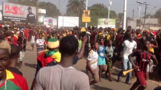 Des supporters du syli de Guinée au tour du symbole du syli au carrefour de la Belle Vue [upl. by Erodasi493]