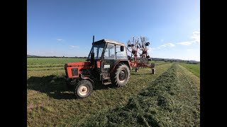 Shrnování a lisování senáže 2020 Zetor 6211  Kuhn GA 7301 John Deere 6310  Class Rollant 46\\ [upl. by Llenehc]