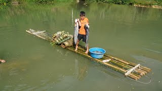 How to catch giant fish Weaving bamboo baskets to trap fish in deep lakes Cooking [upl. by Amik611]