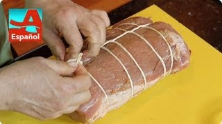 Cómo bridar o atar carnes rellenas  Secretos de cocina  AARP en español [upl. by Buff96]