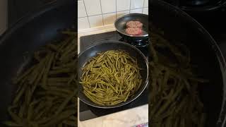 Poêlés d’haricots verts ail et échalotes et herbes et steak haché et galette de pommes de terre 😘 [upl. by Patricio333]