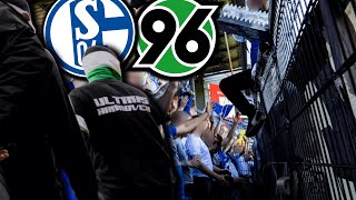 Zaunfahnenklau bei Hannover vs Schalke [upl. by Airetahs308]