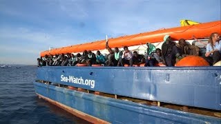 Italia cede y autoriza el desembarco de un grupo de migrantes rescatados del mar [upl. by Yenduhc]