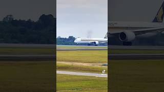 Touch amp go runway 04 aviation airline singaporeairlines [upl. by Yelrahc]