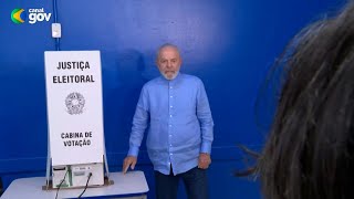 Lula vota em eleições municipais  AFP [upl. by Gravante]