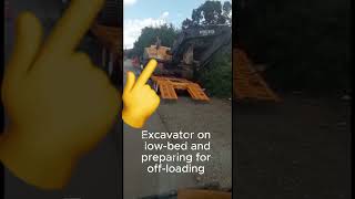 😭❌👉🤦‍♂️👈❓ Excavator falls during offloading shortsfeed excavator incident [upl. by Sabrina]