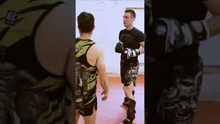 Muaythai łączy techniki bokserskie z kopnięciami łokciami i kolanami atak obrona frontkick boks [upl. by Fagan]