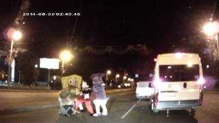 Bob Esponja y Mickey Mouse propinan brutal golpiza a conductor en Rusia xD [upl. by Tompkins]