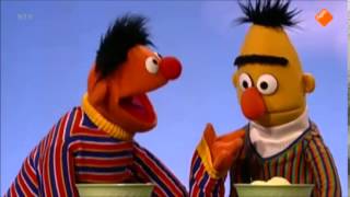 Bert en Ernie een wetenschappelijk experiment met ijs [upl. by Lacagnia]