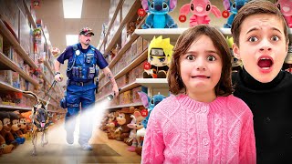 Les Enfants PASSENT La NUIT Dans Un MAGASIN DE JOUETS [upl. by Enelegna]