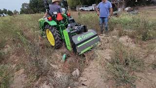 DEMOSTRACION TRACTOR JOHN DEERE 3036EN CON TRITURADORA OSMAC [upl. by Niriam]