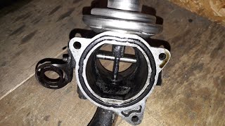 Cleaning the EGR valve VW Sharan 19 TDI [upl. by Piks]